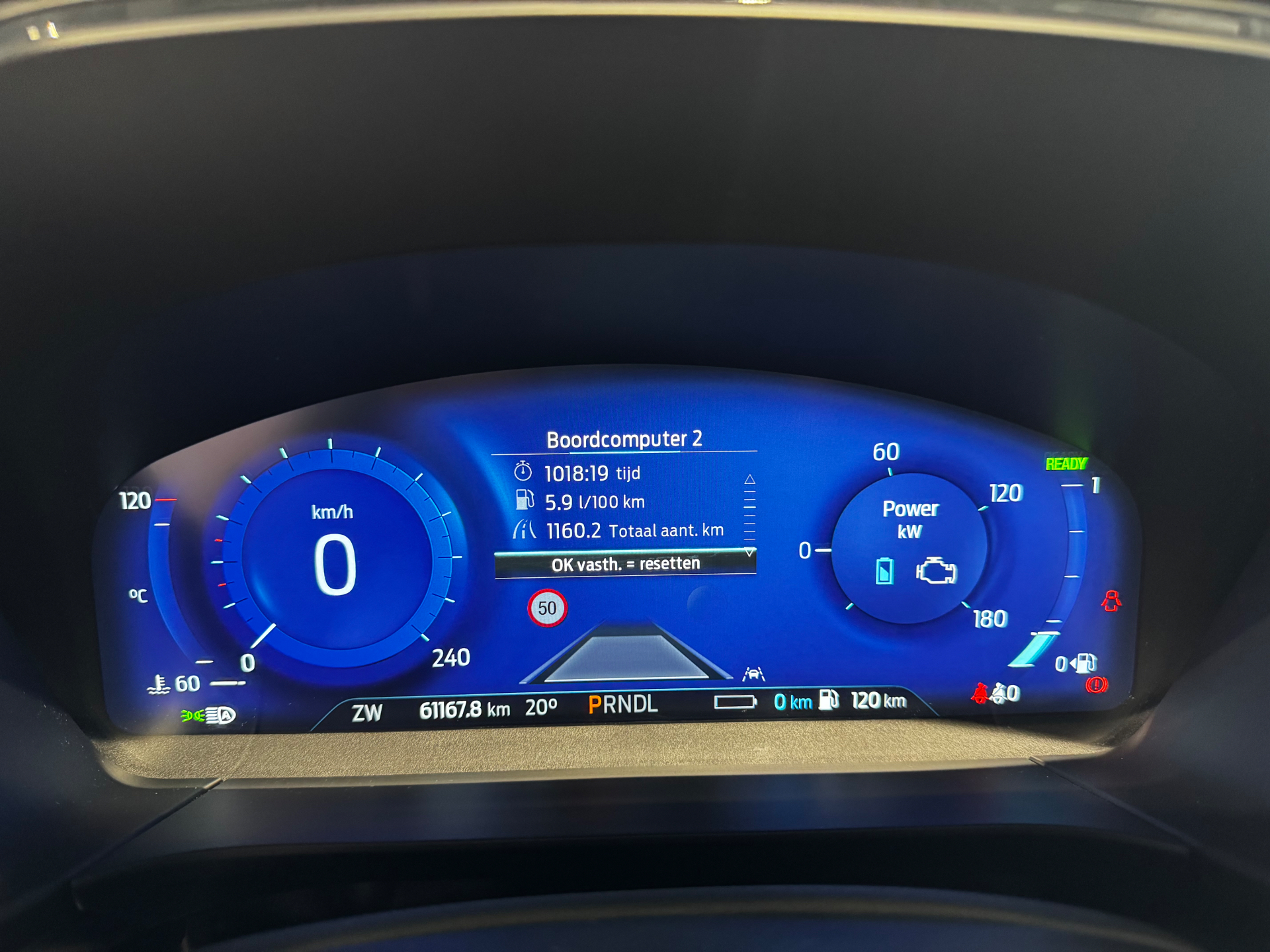 Ford Kuga ST-Line X Graphite Tech Edition   Pano Dak / 19″ zwarte AluVelgen / Winter Pack / Driver Ass Pack / Tech Pack / Afn Trekhaak / Pano Dak