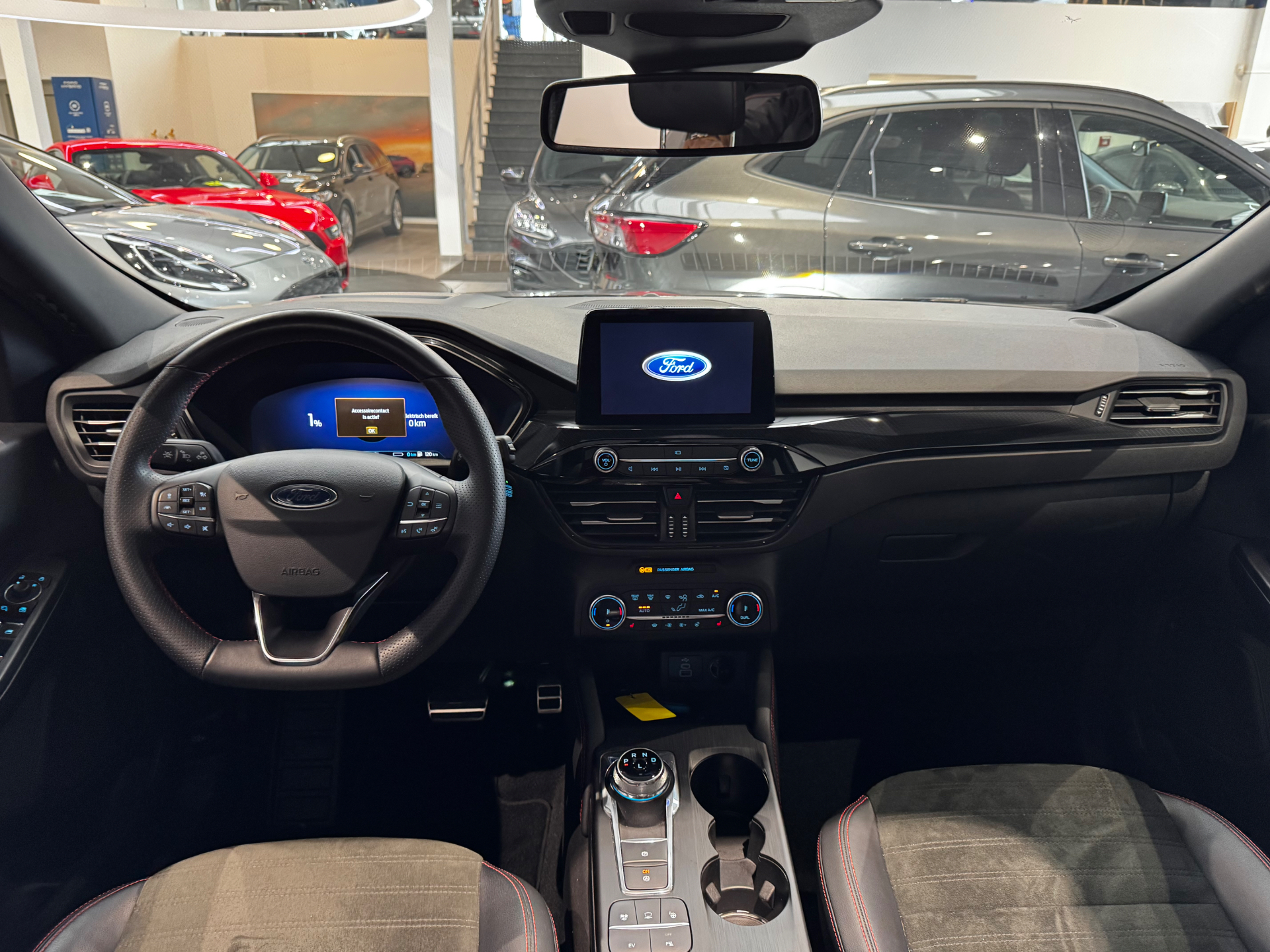 Ford Kuga ST-Line X Graphite Tech Edition   Pano Dak / 19″ zwarte AluVelgen / Winter Pack / Driver Ass Pack / Tech Pack / Afn Trekhaak / Pano Dak