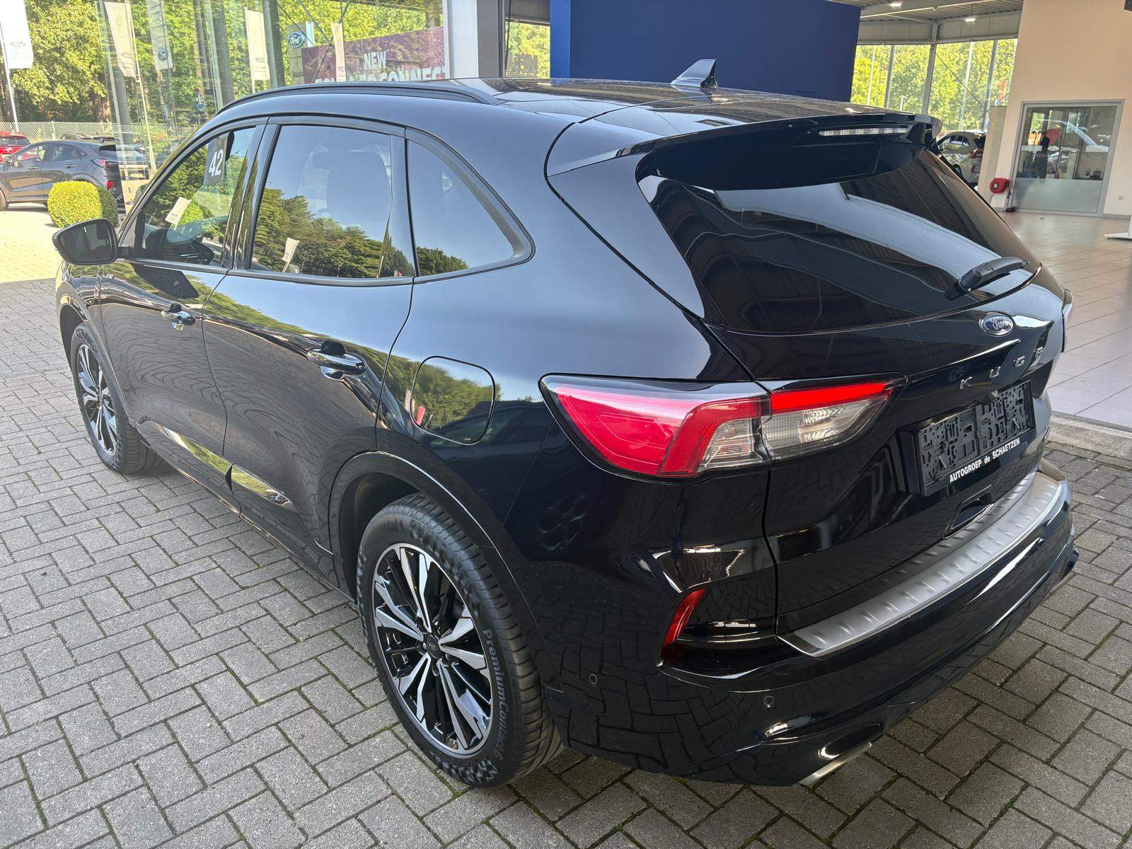 Ford Kuga ST-Line X PHEV AUT met pano-dak