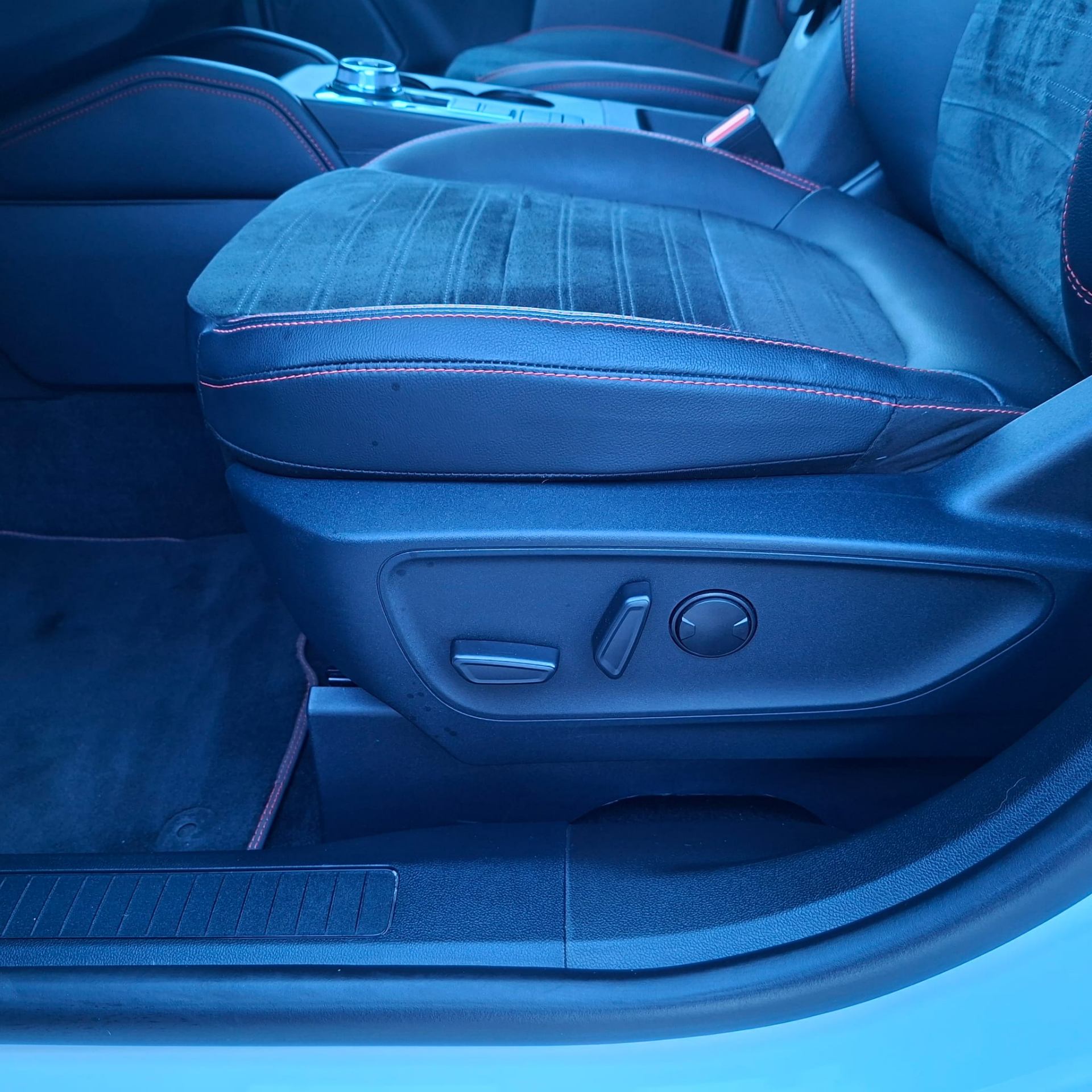 Ford Kuga ST – Line X / PHEV / frozen White