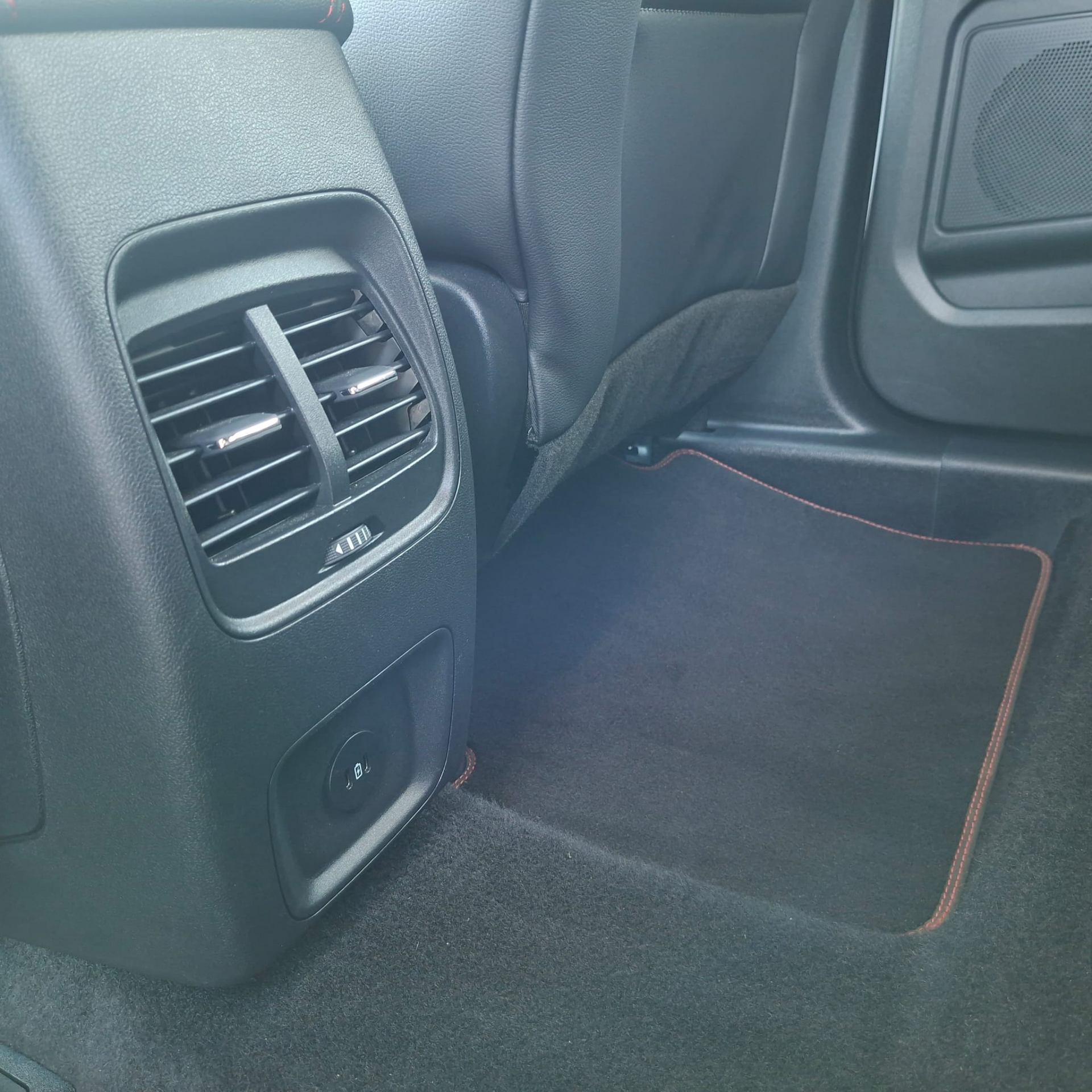 Ford Kuga ST – Line X / PHEV / frozen White