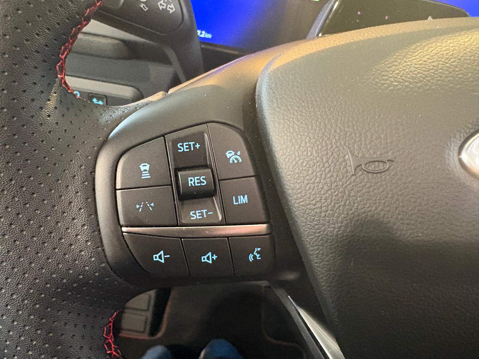 Ford Kuga PHEV ST-Line X BLACK PACKAGE 7000 km