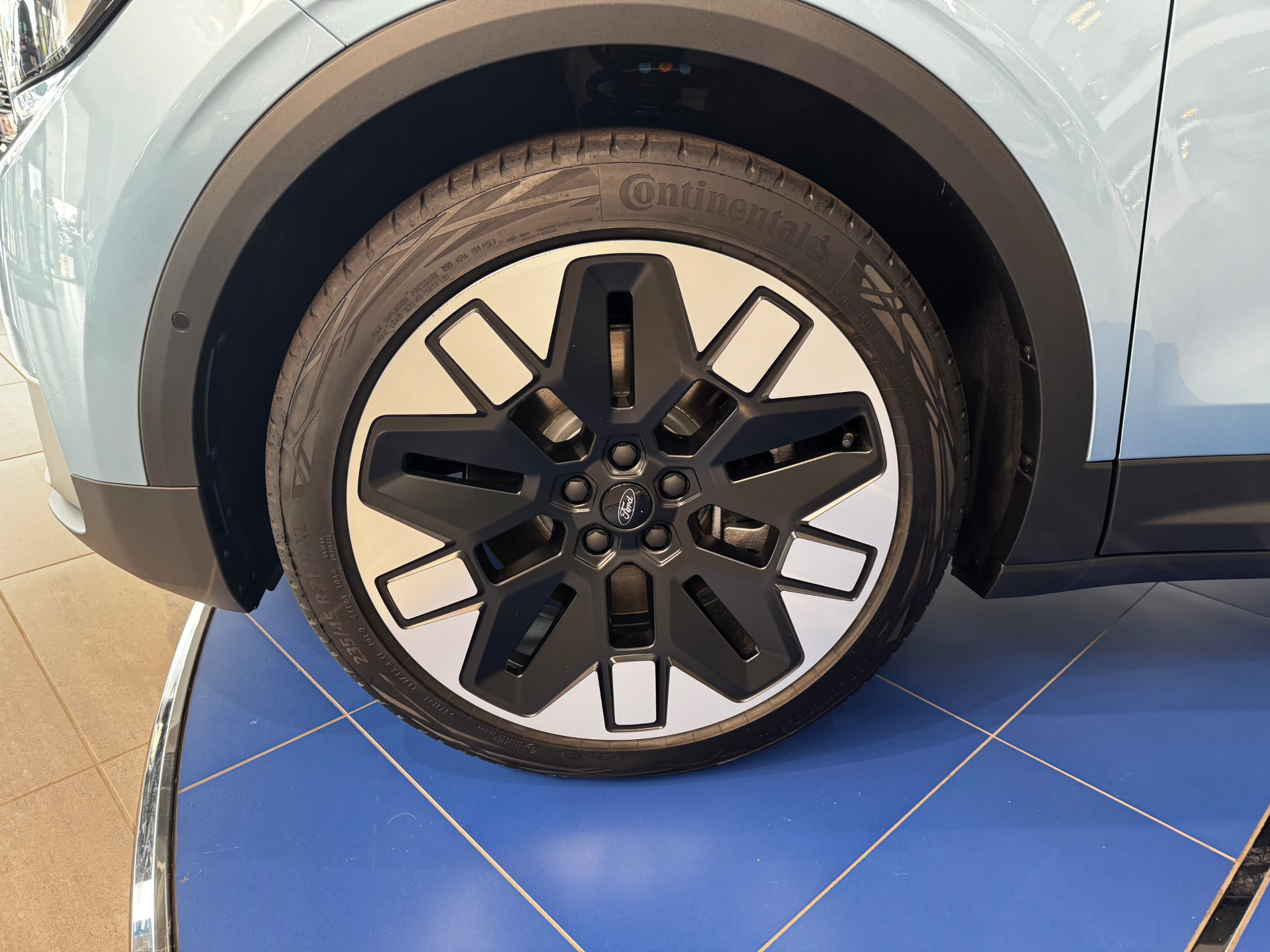 Ford Explorer EV Premium 77kWh Ext Range RWD  Artic Blue / B&O / Warmtepomp / 21″ Alu / Driver Ass Pack / Pano Dak