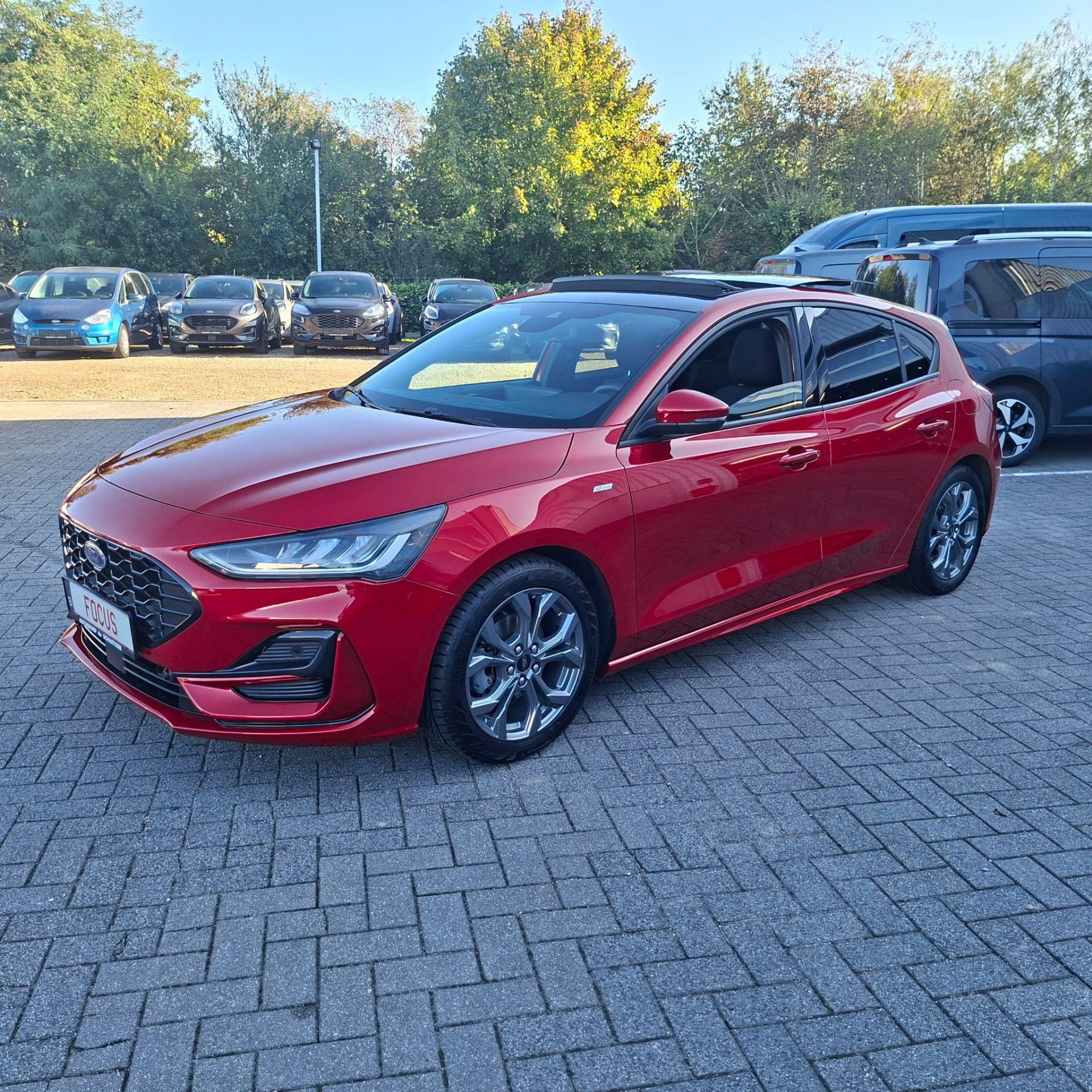 Ford Focus ST-Line X 1.0 Ecoboost mHEV 125PK A7 // Panoramisch dak // Fantastic red